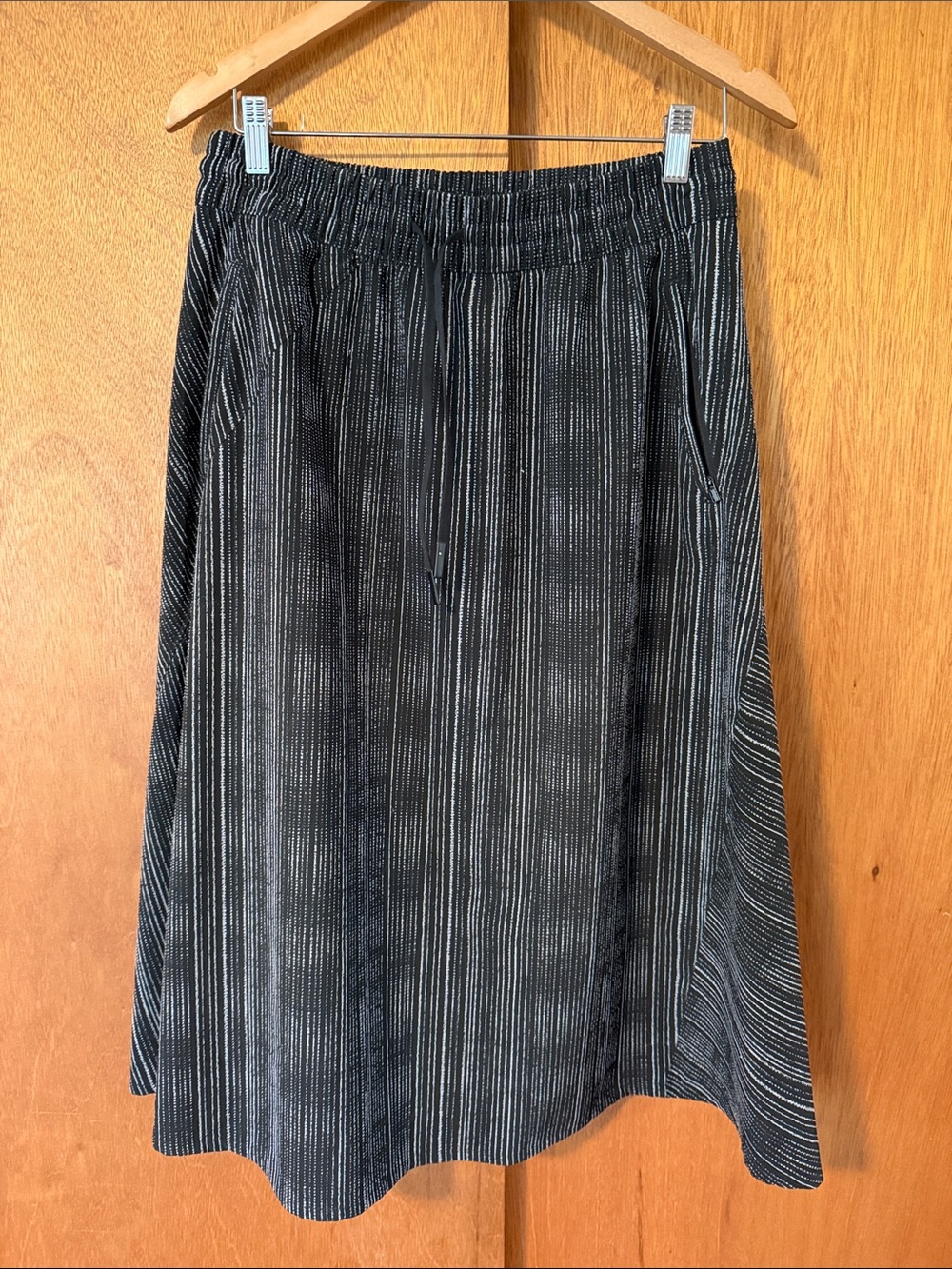 Athleta Black and White A-Line travel skirt - Size 8